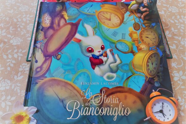 LA STORIA DEL BIANCONIGLIO E DEL PERCHÉ ARRIVA SEMPRE IN RITARDO/ BENJAMIN LACOMBE (L’Ippocampo Ragazzi, 2024)